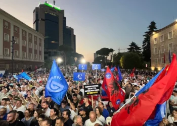 Nisë protesta e opozitës në Shqipëri, qindra policë në gatishmëri