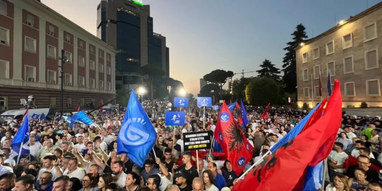 Nisë protesta e opozitës në Shqipëri, qindra policë në gatishmëri