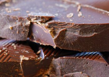 Tre mënyra si çokollata e zezë iu ndihmon të bini nga pesha