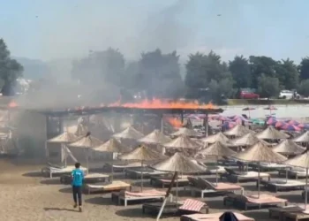 Zjarri depërton brenda një resorti në Shëngjin