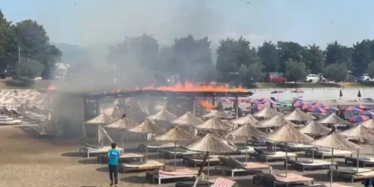 Zjarri depërton brenda një resorti në Shëngjin