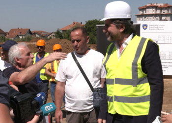 Vihet gur-themeli për ndërtimin e shkollës në “Kalabri”, qytetari akuzon Ramën se po e ndërton në pronën e tij