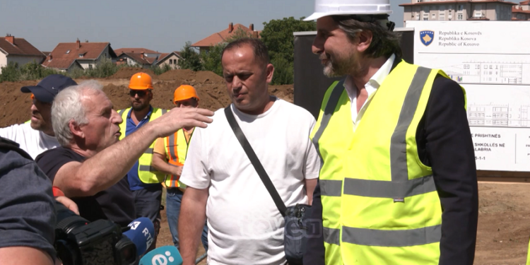 Vihet gur-themeli për ndërtimin e shkollës në “Kalabri”, qytetari akuzon Ramën se po e ndërton në pronën e tij