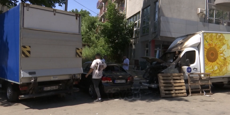 Biznesit shqiptar në veri ia djegin dy kamionë, dëmi mbi 20 mijë euro