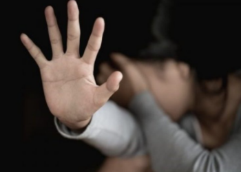 Një grua raporton se u dhunua nga burri me të cilin ishte në lidhje dashurie