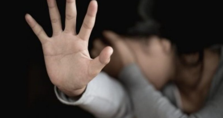 Një grua raporton se u dhunua nga burri me të cilin ishte në lidhje dashurie