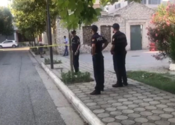 Vriten tre persona në një lokal në Shqipëri