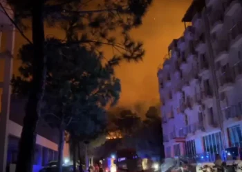 Përkeqësohet situata nga zjarret në Shëngjin, evakuohen banorët dhe turistët