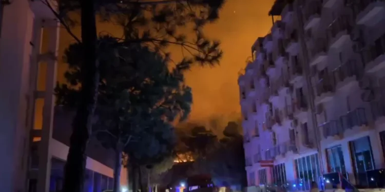 Përkeqësohet situata nga zjarret në Shëngjin, evakuohen banorët dhe turistët