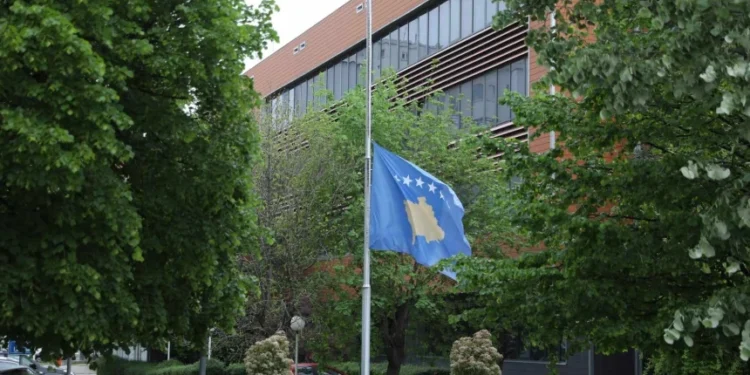 Në nderim të Ismail Kadaresë sot ditë zie në Kosovë