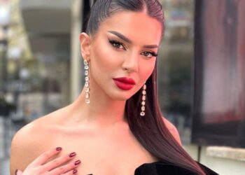 Efi shfaq një foto bashkë me tërë familjen e saj