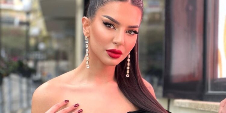 Efi shfaq një foto bashkë me tërë familjen e saj