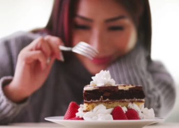 Pse nuk duhet të pini ujë kur hani ëmbëlsira