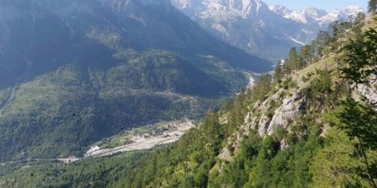 Nxirret trupi i 30-vjeçarit kosovar që ra në zonën e Valbonës, shpëtohen tre të tjerë