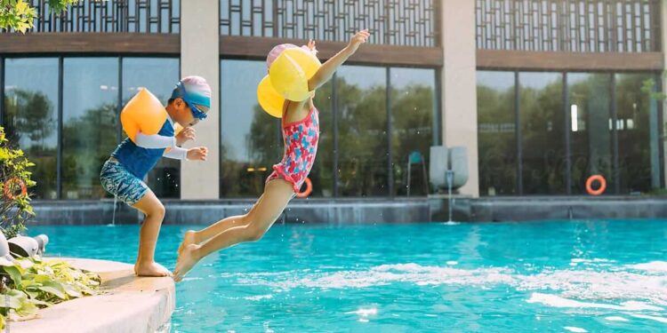 Ministria e Shëndetësisë jep disa këshilla për sigurinë e fëmijëve në pishina