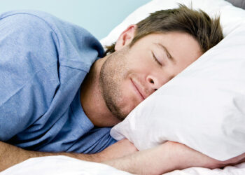 Gjashtë mënyra si të flini më mirë natën