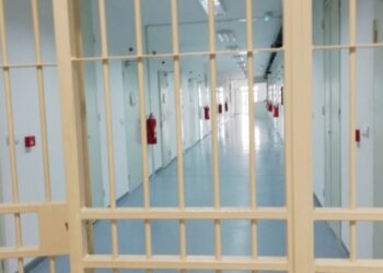 Vdes një person në qendrën e paraburgimit në Novobërdë