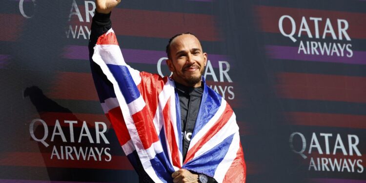 Hamilton fiton garën në Britani