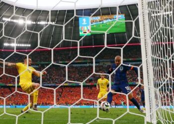 Holanda kalon në çerekfinale