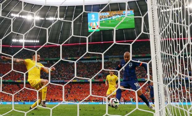 Holanda kalon në çerekfinale