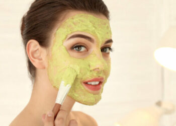 Gabimet që bëjmë kur përdorim maska për fytyrën: Një hap ndikon ndjeshëm në efektin e tyre