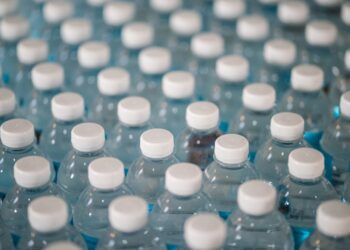 A është i sigurtë përdorimi i shisheve plastike pasi janë ekspozuar në diell dhe temperatura të larta?