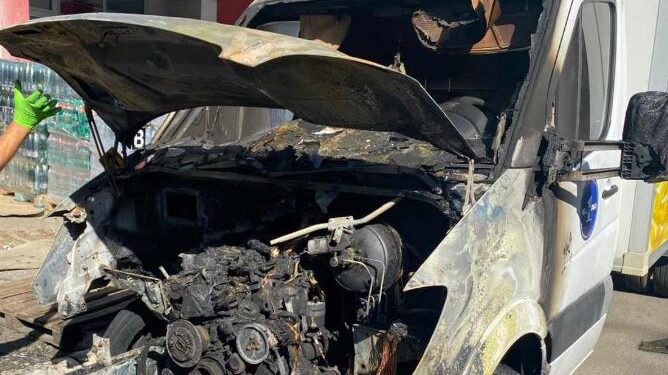 Digjen dy kamionë dhe një veturë në veri