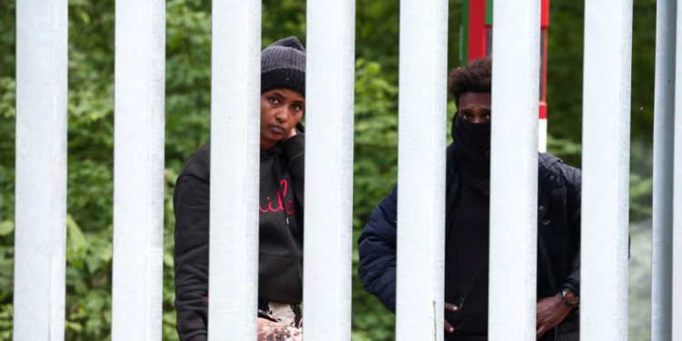 Polonia miraton projektligjin që ua mundëson autoriteteve përdorimin e armëve në kufi me Bjellorusinë