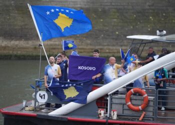 Parakalon Kosova, Akili e Nora bartës të flamurit