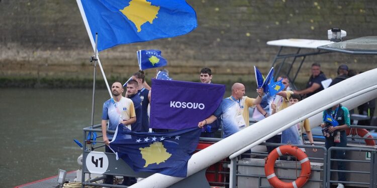 Parakalon Kosova, Akili e Nora bartës të flamurit