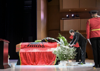 Kurti bën homazhe para arkivolit të Ismail Kadaresë, çfarë shkroi kryeministri në librin e zisë