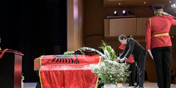 Kurti bën homazhe para arkivolit të Ismail Kadaresë, çfarë shkroi kryeministri në librin e zisë