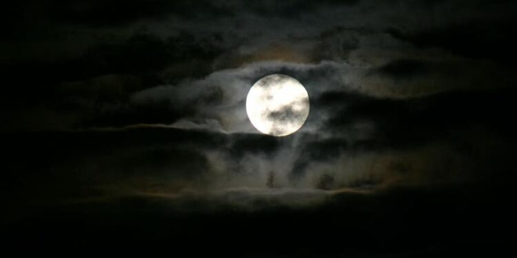 Djersitja natën – Problemet e fshehura mjekësore dhe zgjidhjet zatyrale