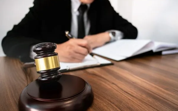 Gjashtë muaj burgim me kusht ndaj të akuzuarit për dhënien e 5 eurove ryshfet zyrtarit policor