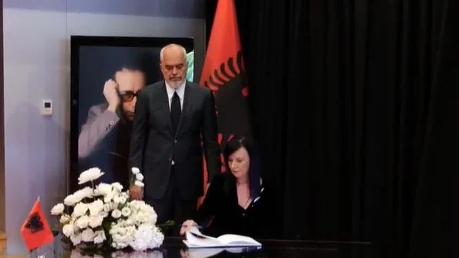 Rama dhe bashkëshortja e tij marrin pjesë në homazhe në nder të Ismail Kadaresë
