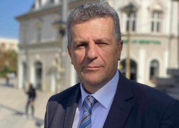 Dy pakica, dy standarde