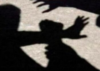 Një person raporton në polici se është sulmuar nga gruaja dhe djali