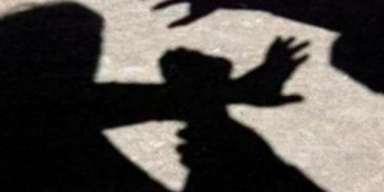 Një person raporton në polici se është sulmuar nga gruaja dhe djali