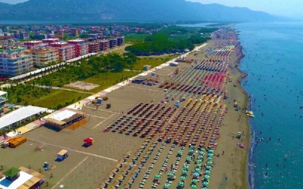 Rama publikon pamje nga plazhi i Velipojës që pret çdo vit mijëra pushues