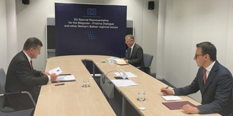 Fillon takimi mes Bislimit dhe Petkoviqit në Bruksel