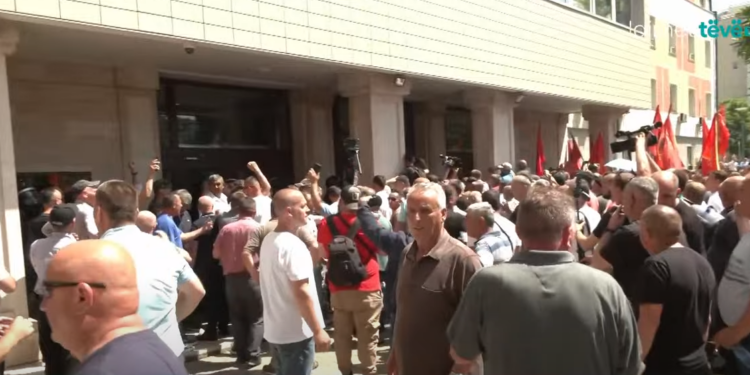 Invalidëve u imponohet zgjedhja mes dy pensioneve