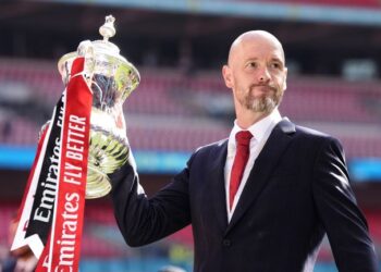 Ten Hag rinovon kontratën me Unitedin