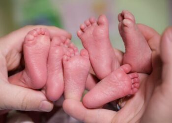 Lindin trenjakë në një familje në Lipjan, kryetari shpërblen prindërit me 1500 euro