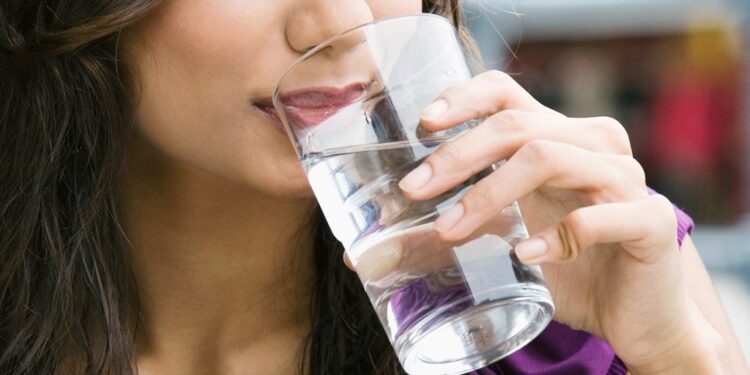Sa ujë duhet të pini për një mendje të fortë e të shëndetshme