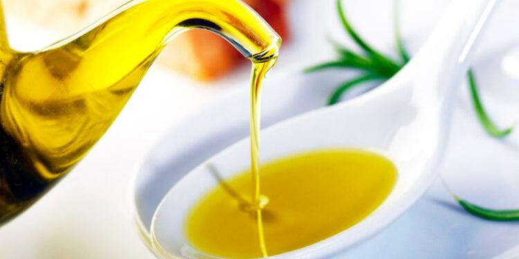 Si ta përdorni vajin e ullirit për t’u nxirë gjatë verës pa u djegur