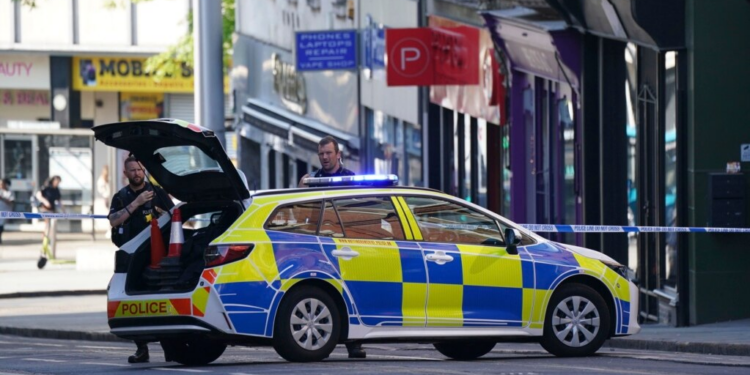 Së paku 8 të plagosur në një sulm me thikë në Angli