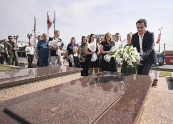 Kurti nderon me homazhe Cenë Dugollin dhe Fazli Greiçevcin