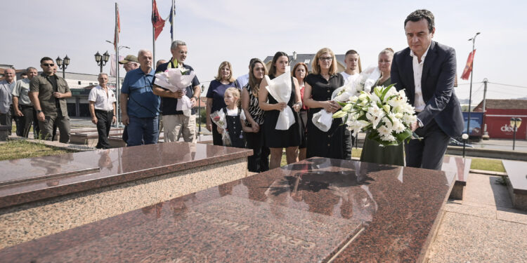 Kurti nderon me homazhe Cenë Dugollin dhe Fazli Greiçevcin