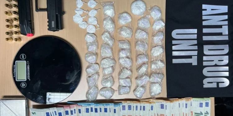 Policia konfiskon mbi 40 paketime kokaine, para e armë – arreston dy persona