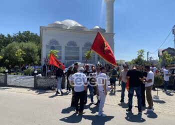 Qytetarët mblidhen për t’i dhënë lamtumirën e fundit Faton Hajrizit
